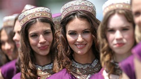 mujeres azerbaiyán|LAS EXTRAÑAS COSTUMBRES de las MUJERES AZERÍES